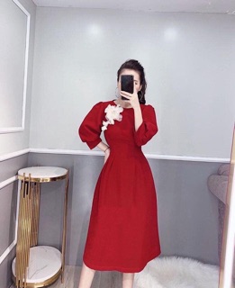 Váy đỏ kèm hoa