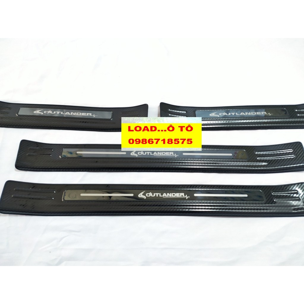 Ốp Bậc Chân, Nẹp Bước Chân Ngoài Xe Mitsubishi Outlander 2022-2018 Carbon Cao Cấp