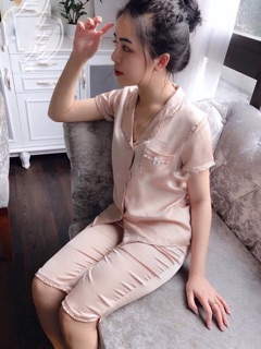 Bộ lụa satin viền bèo áo cộc quần lửng