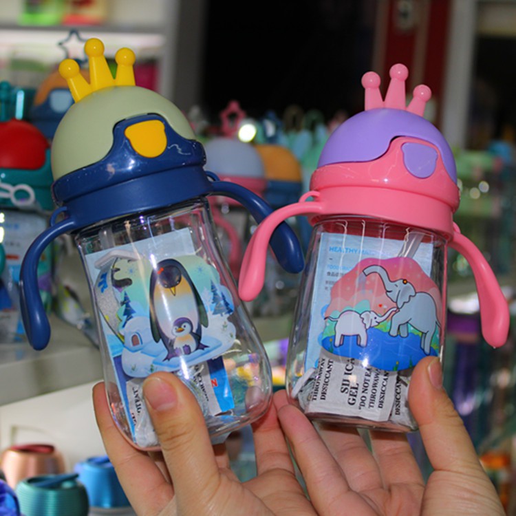 Bình ống hút tay cầm hình vương niệm cho bé