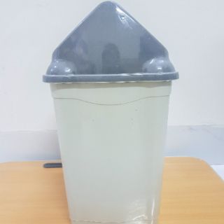 Thùng Rác Lật 9L Song Long (dung tích lớn có khả năng lưu trữ tốt)
