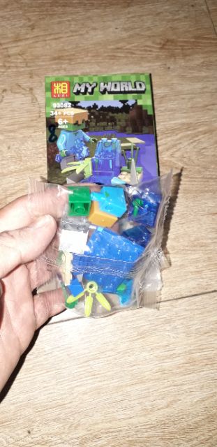 Lắp ráp 1 hộp LegoMineCraft MyWord 93082 có nhiều chi tiết bằng nhựa ABS