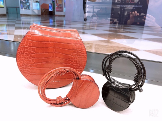 Pass túi Charles & Keith