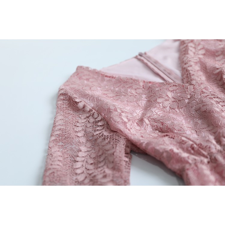 Váy ren cổ V tay xòe