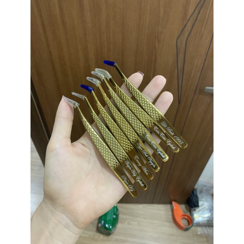 Nhíp hoa hồng đen