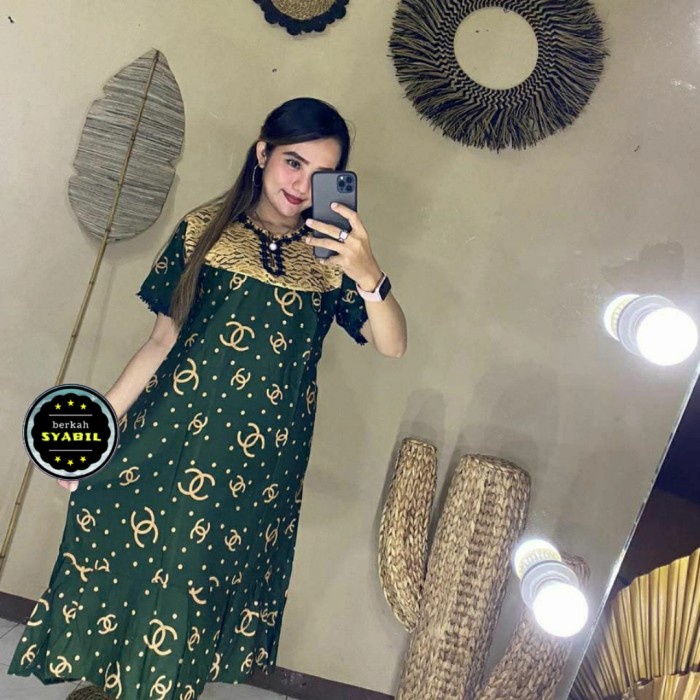 Đầm ren Chanel tay ngắn dài đến đầu gối màu xanh lá