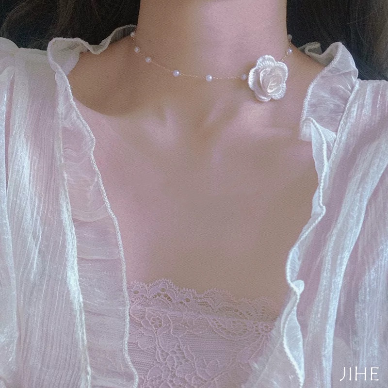 Vòng Cổ Choker Đính Hoa Hồng Và Ngọc Trai Thời Trang