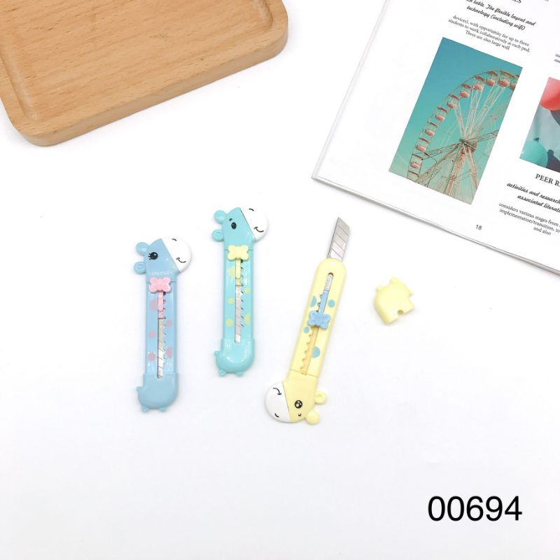 Dao rọc giấy hươu cao cổ tiện lợi