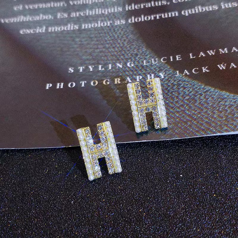 Khuyên tai nữ thương hiệu H đính ngọc trai nhân tạo dễ thương xinh xắn TB455 TOBI STORE