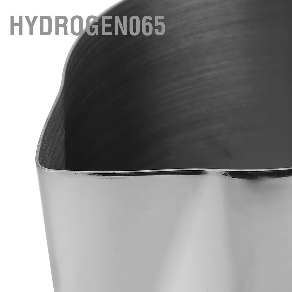 Cốc đánh sữa rót cà phê latte nghệ thuật