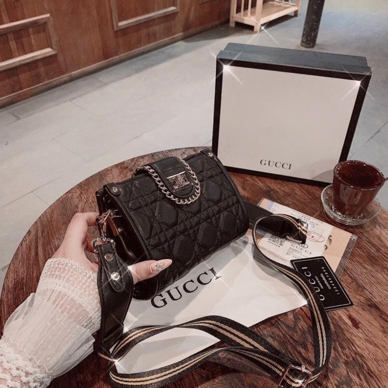 [HÀNG HOT] Túi đeo chéo nữ khoá xoay viền xích dây thổ cẩm | BigBuy360 - bigbuy360.vn