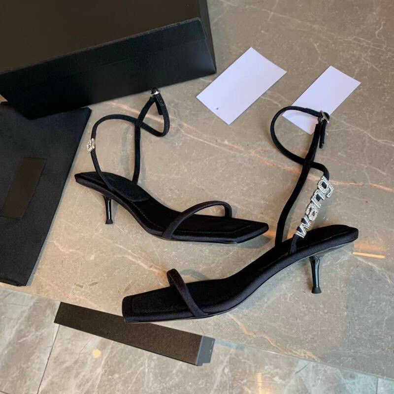 Guốc Wang màu đen.