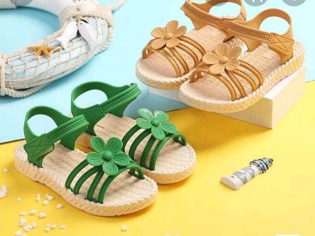 (Hàng mới) Sandal nhựa dẻo mềm hình hoa cúc/giả cói/Bé gái