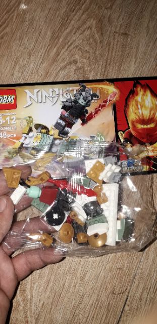 Lắp ráp 1 hộp LegoNinjutsu 99527 có nhiều chi tiết bằng nhựa ABS