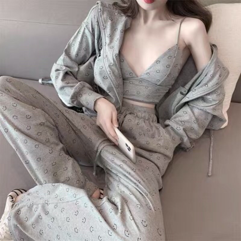 Set 3 món gồm áo khoác, quần, áo hai dây hoạ tiết mặt cười