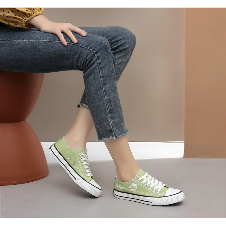 Giày Sneaker Nữ Kiểu Dáng CV Thêu Hoa Cúc Với Chữ Ký Độc Đáo | BigBuy360 - bigbuy360.vn