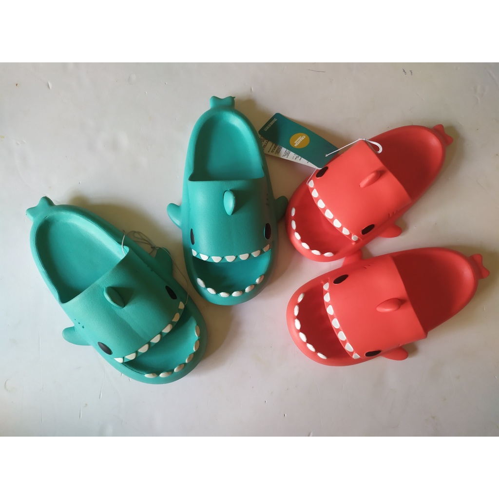 Dép cá mập Crayons hot trend cho bé