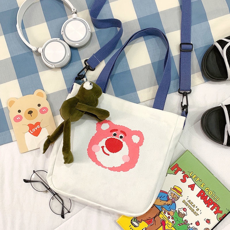 Túi Xách Đeo Vai Vải Bạt In Hình Gấu Dâu Tây Thời Trang Sành Điệu