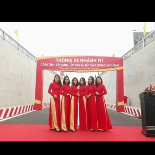 Áo dài lụa đỏ kèm quần