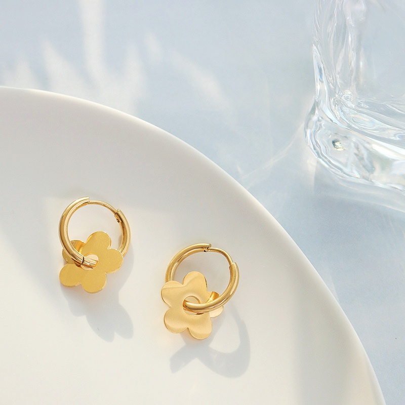 Khuyên tai tròn chất liệu titan mặt hoa 5 cánh không đen gỉ (1 đôi)