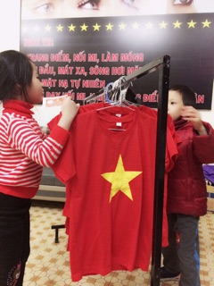Áo cờ đỏ sao vàng cho bé
