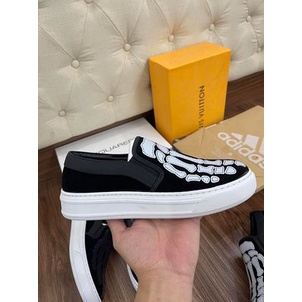 Giày nam nữ tôn dáng, đế cao, họa tiết xương tay cá tính.