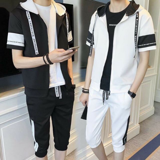 Set đồ bộ thể thao nam phong cách Hàn Quốc gồm áo tay ngắn có mũ và quần jogger màu trắng và đen