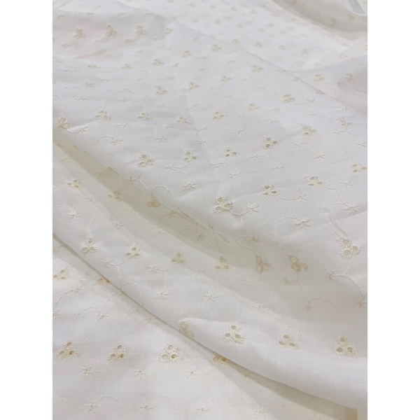Vải Boi cotton thêu màu trắng kem - Mềm mướt, may đầm thì lót nha ạ - Boi thêu hoa dây