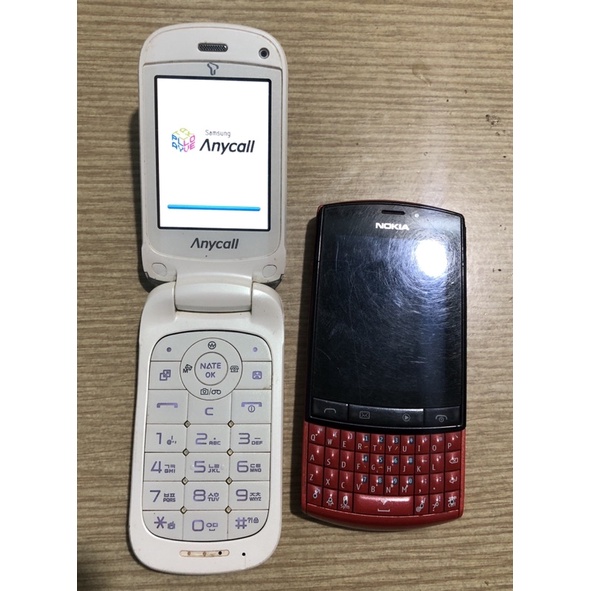 2 chiếc điện thoại cổ