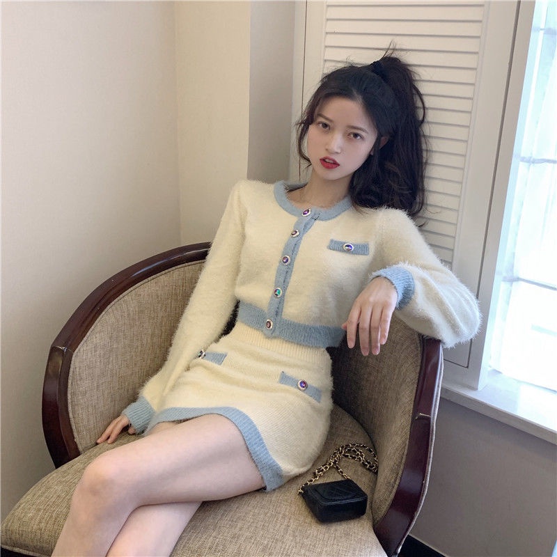 Bộ đồ hai món gồm áo sweater dệt kim tay dài có viền với chân váy thời trang mùa thu dành cho nữ