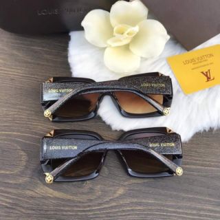 Mắt kính lv vuông