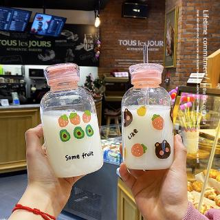 Bình nước có ống hút họa tiết hoa và quả bơ dễ thương