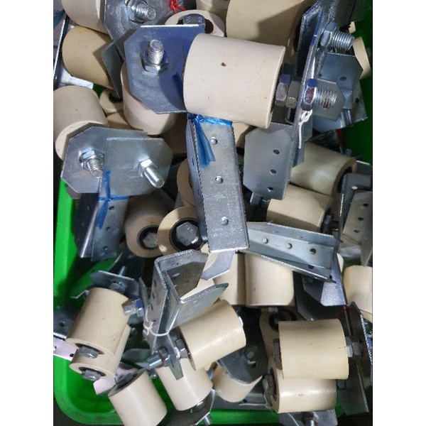 Một cặp con lăn đầu ray có bas sắt