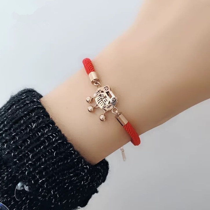 Lắc Tay Dây Đỏ Lục Lạc May Mắn Titan Ko Đen TT 4160