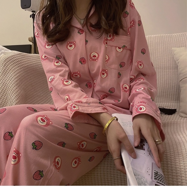 Bộ đồ ngủ hai mảnh gồm áo tay dài dáng rộng và quần in hình gấu dâu tây dễ thương phong cách Nhật Bản cho nữ | BigBuy360 - bigbuy360.vn