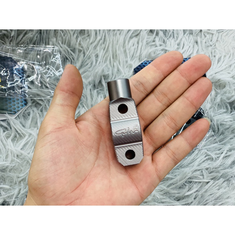 Pas chân kiếng gắn ghi đông