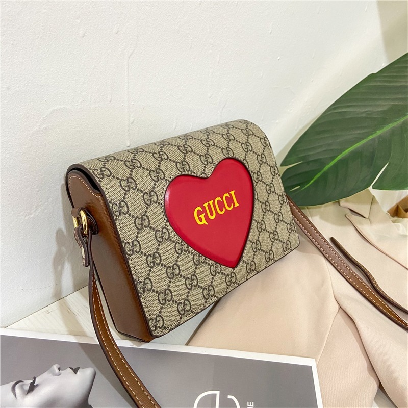 Túi Đeo Chéo Gucci Hình Trái Tim Đỏ Cho Nữ