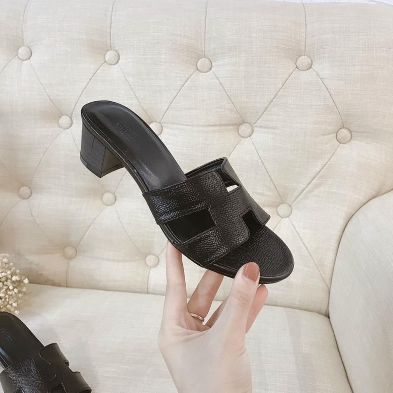 Guốc Hermes đình đám.