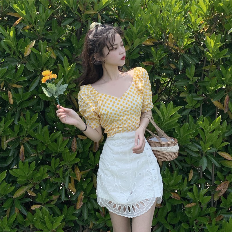 Áo kiểu IELGY tay phồng cổ chữ V in hình hoa cúc dễ thương