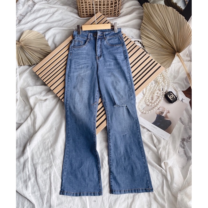 Quần jeans xanh ống loe rách gối