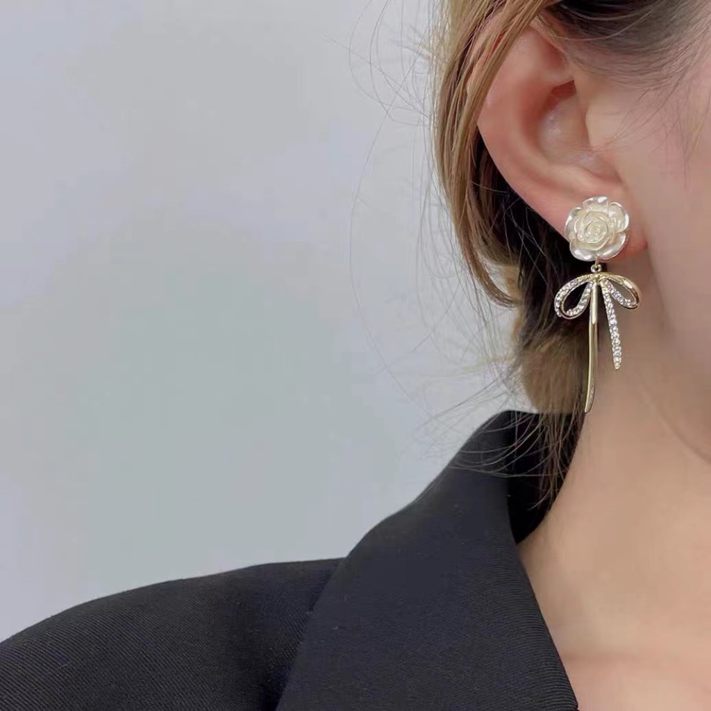 Hoa Tai Dáng Dài Mặt Hình Hoa Trà Phối Tua Rua Phong Cách Vintage