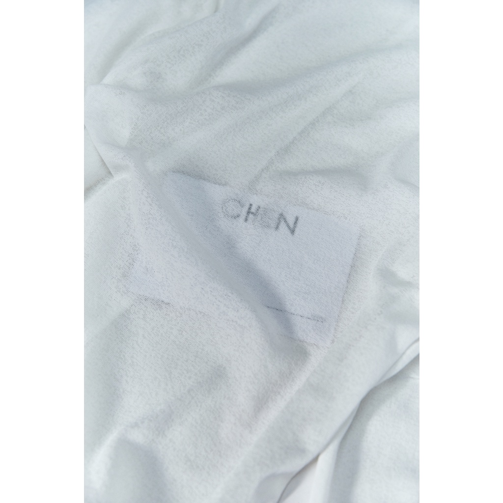 CHEN - ÁO TRẮNG TAY DÀI DÁNG ÔM CỔ THUYỀN HỞ LƯNG VẢI XUYÊN THẤU - 112132 (CRISP LONGSLEEVE IN WHITE) | BigBuy360 - bigbuy360.vn