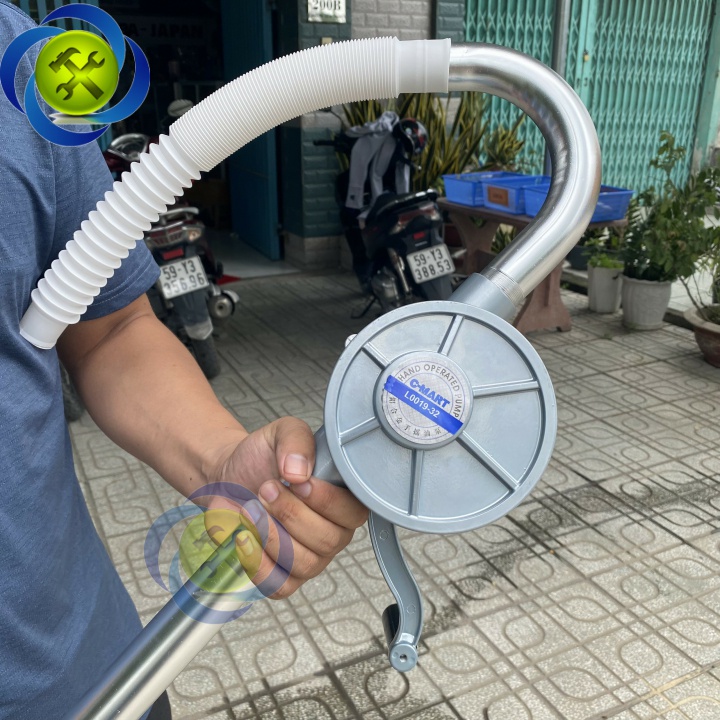 Cây bơm dầu quay tay C-Mart L0019-32 50/Lmin