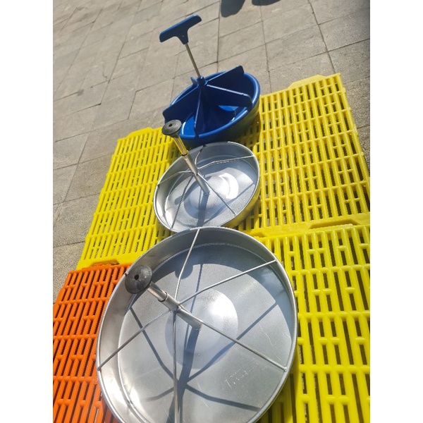 Máng tập ăn cho heo cài sàn bằng inox, tiện lợi, dễ sử dụng
