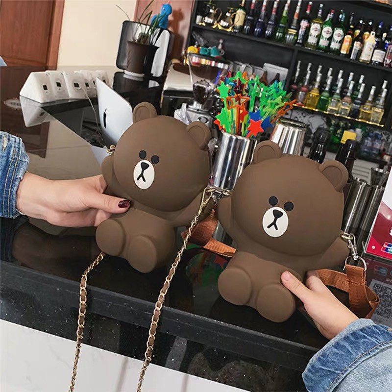 Túi gấu silicon Brown đeo chéo loại to 2 Dây- Mẫu mới 2021 -Hồng Anh Case | BigBuy360 - bigbuy360.vn