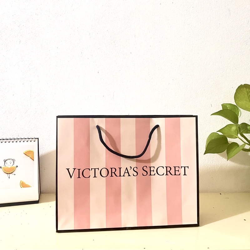 Túi giấy Victoria's Secret. (Hàng tặng không bán)