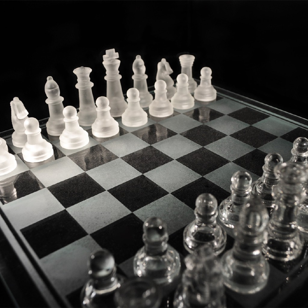 Bộ bàn cờ thủy tinh chơi cờ vua đen trắng K9 cao cấp