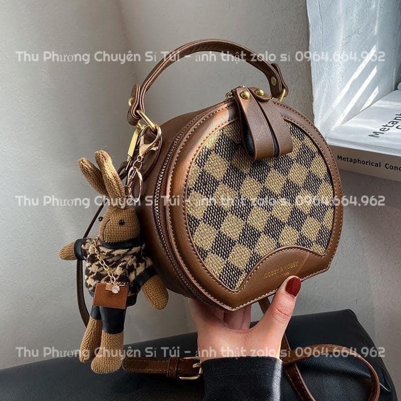 Túi Đeo Chéo Nữ Dáng Cốp Tròn Hoạ Tiết Kẻ Ô Tặng Kèm Gấu Hàng Hottrend 2023 (cam kết chuẩn ảnh)