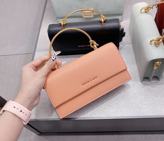 Túi xách CNK vòng kiềng xuất dư