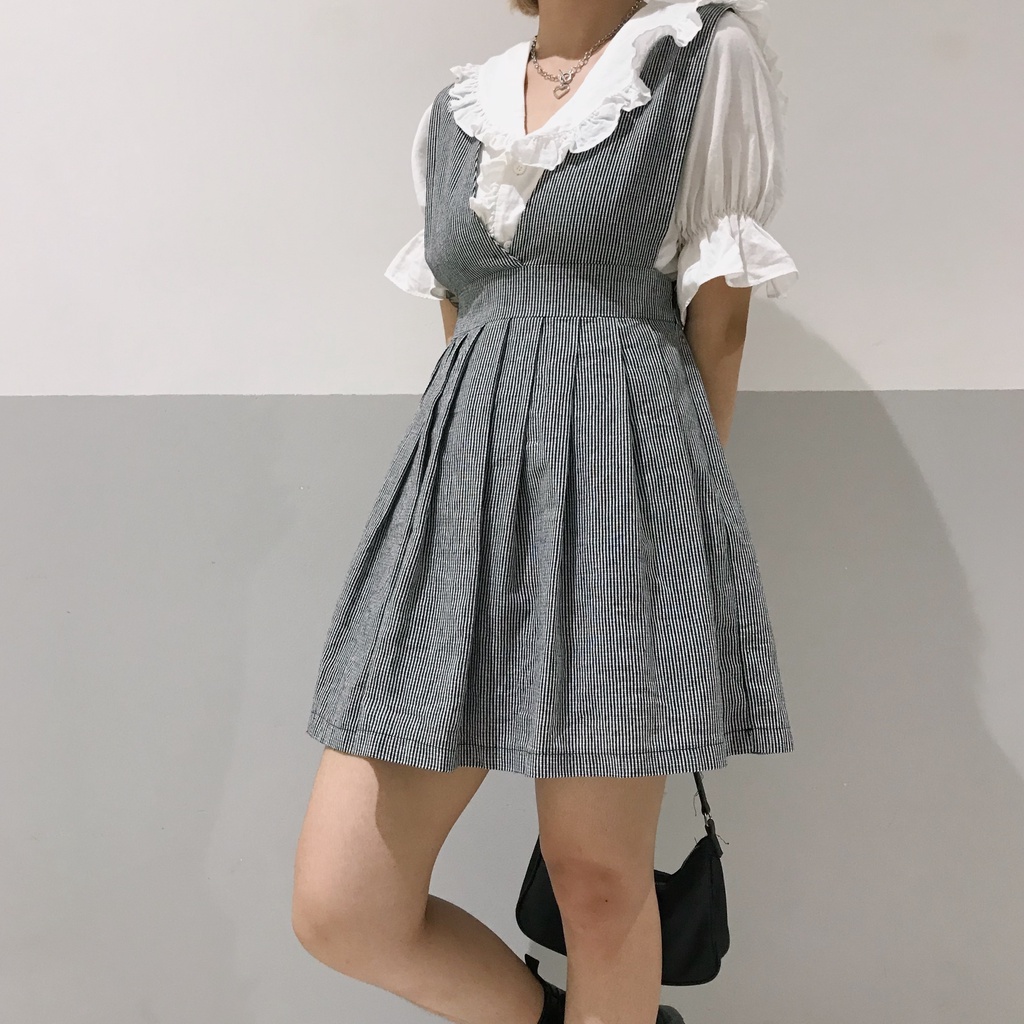 Set váy yếm vải dạ kẻ sọc chân xếp ly dáng babydoll với áo sơ mi trắng thuỷ thủ trắng